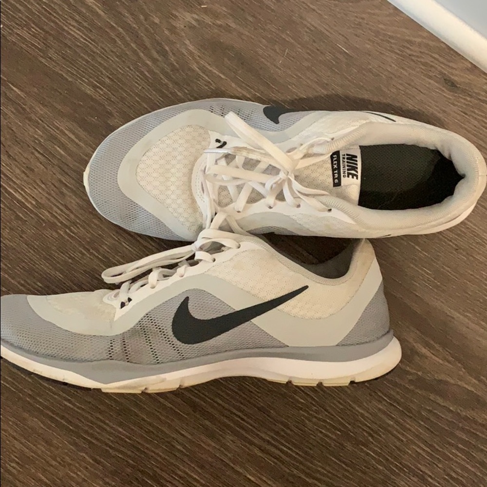 Size 9 women’s Nike flex gym shoes